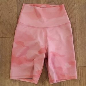 Alo Yoga vapor short camo pink